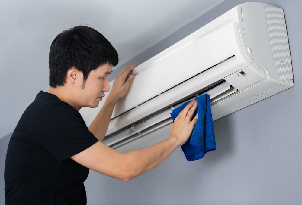 【洗冷氣多久一次？】冷氣清洗推薦時間與費用懶人包，避免越吹越髒！